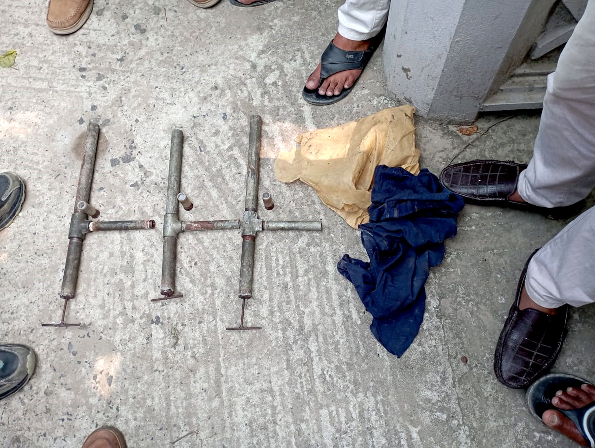 পাবনায় পরিত্যক্ত অবস্থায় ৩টি আগ্নেয়াস্ত্র জব্দ করলো ডিবি পুলিশ